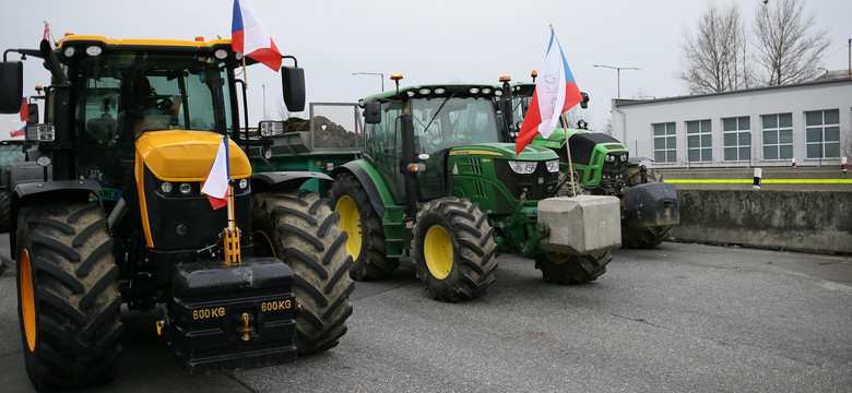 Rolnicy zablokowali drogi ekspresowe i autostrady. Lista miejsc