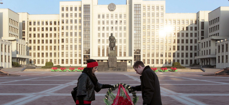 Białoruś: tydzień aresztu za rzucanie w pomnik jajkami