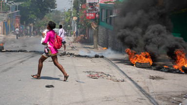 Haiti upada, a Zachód się przygląda. Gangsterzy kontrolują stolicę, na wyspie panuje anarchia. Zbliża się katastrofa humanitarna