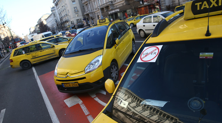 A taxisok az Uber ellen demonstrálnak /Fotó: Isza Ferenc