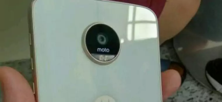 Lenovo Moto Z Play w białej obudowie na zdjęciach