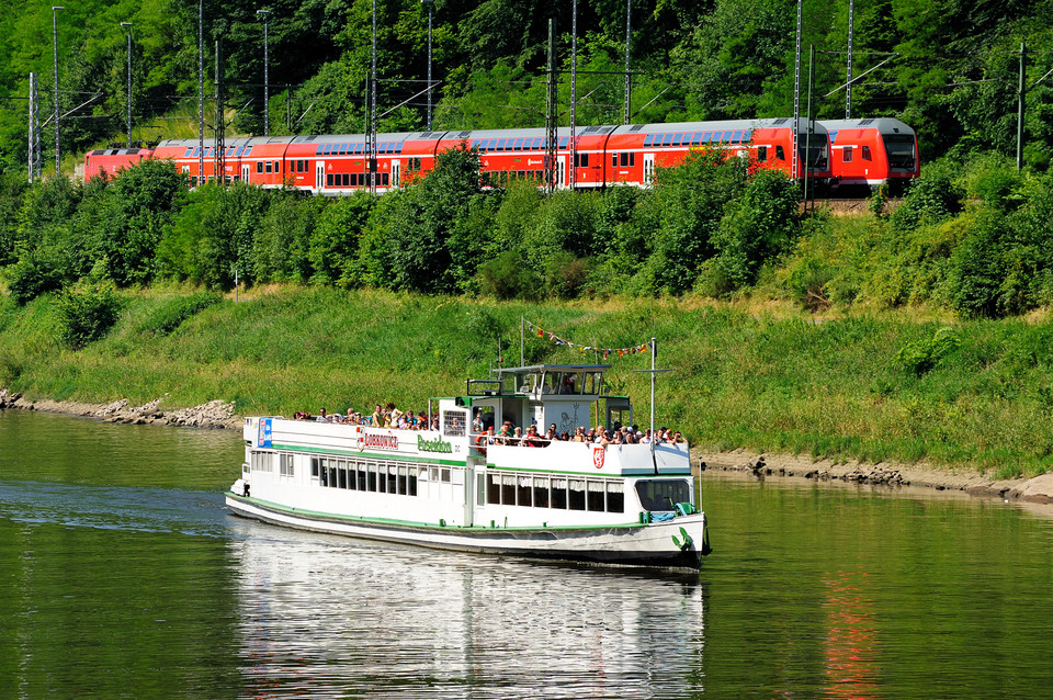 Statek wycieczkowy na Łabie i pociąg na trasie Děčín - Hřensko - Bad Schandau