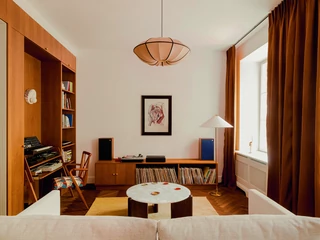W projekcie warszawskiego apartamentu studio Colombe zaproponowało subtelny miks kolorów ziemi. Współgra on z fakturami, marmurowym blatem stolika kawowego.