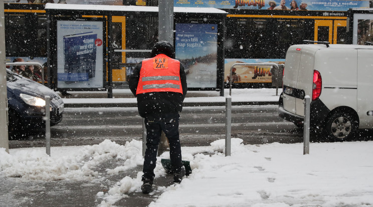 Budapesten napközben alig több mint 200 gép tolta a havat a közterületeken / Fotó: Grnák László