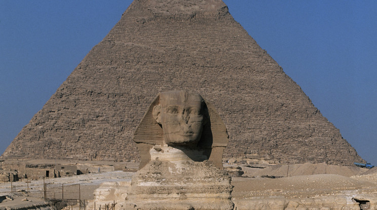 Régészek vizsgálják a nemrég felfedezett lejáratokat Egyiptomban /Fotó: Northfoto