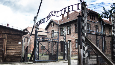 Odzież ofiar Auschwitz, w tym dzieci, zostanie poddana konserwacji