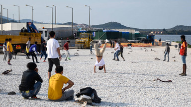 Wokół obozów dla uchodźców w Grecji budowane są betonowe ogrodzenia