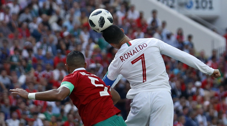 Ronaldo feje továbbjutást érhet Portugáliának /Fotó: MTI/AP/Haszan Ammar