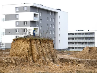 W Polsce powstaje coraz więcej mieszkań, ale liczba wydawanych pozwoleń spadła