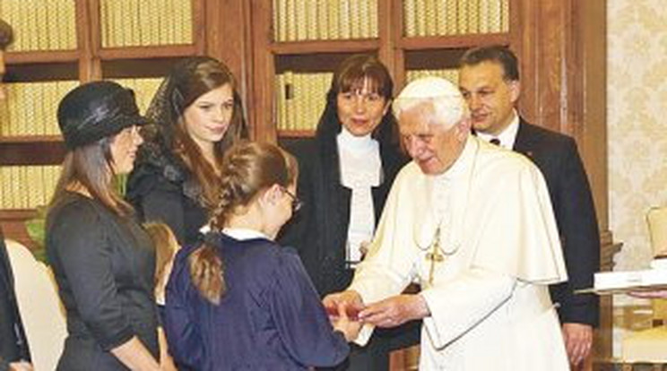 Orbán bemutatta családját a pápának