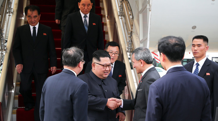 Kim Dzsongunt (középen) a szingapúri külügyminiszter fogadta/ Fotó: MTI TERENCE TAN