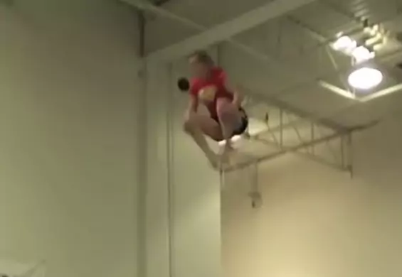 Ta dziewczyna skacze na trampolinie w najbardziej fascynujący sposób, jaki kiedykolwiek widziałeś