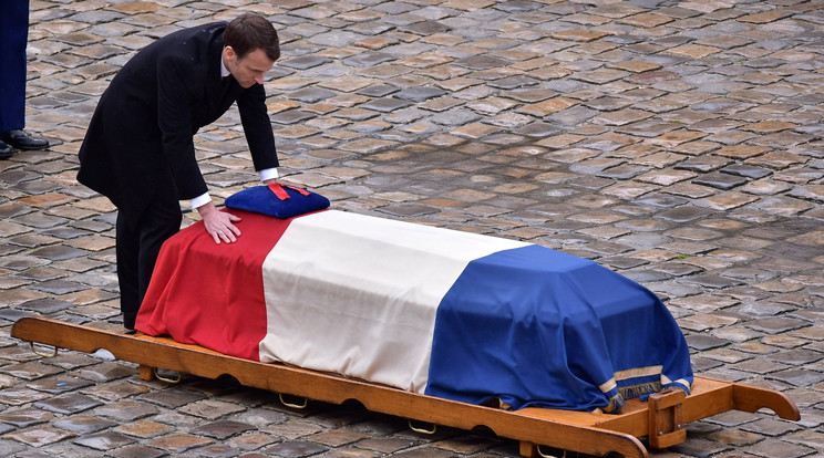Emmanuel Macron francia elnök is lerótta tiszteletét /Fotó: MTI