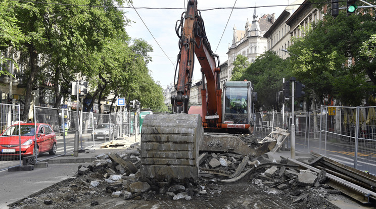 Pályafelújítást végeznek a nagykörúti villamos vonalán / Fotó: MTI Máthé Zoltán