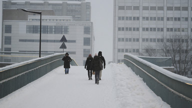 "Zimowe piekło" w stolicy Finlandii. Powstały ponad trzymetrowe zaspy
