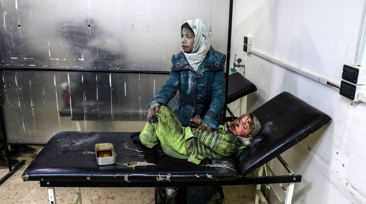 Édasanya sérült fiával a bombázás után / Fotó: MTI