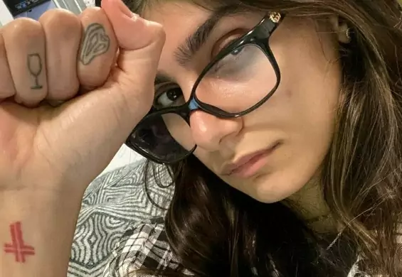 Gwiazda porno Mia Khalifa sprzedała okulary za 100 tys. dolarów, by pomóc ofiarom wybuchu w Bejrucie