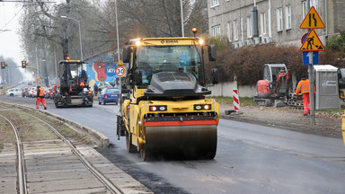 Wypadek na placu budowy. Walec przejechał mężczyźnie po stopach