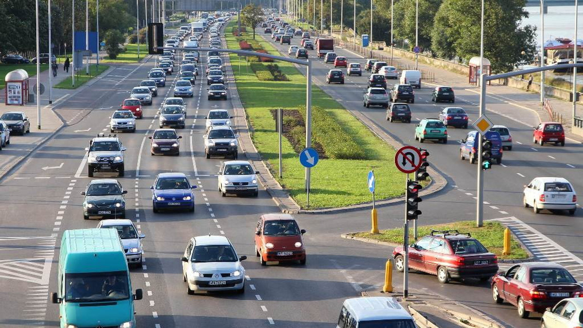 Miasto jest organizmem żywym. Z łatwością możemy wskazać jego mózg i serce, wyznaczyć trasy łączące oba punkty. Nie bez przyczyny szerokie ulice zwykło nazywać się miejskimi arteriami – w nawiązaniu do tętnic, które sprawiają, że ludzki i każdy inny organizm jest w stanie funkcjonować. Wciąż jednak badamy, jak sprawić, aby nasze ciała (oraz nasze miasta) były jak najbardziej efektywne, a transport w nich odbywał się szybko i bez zakłóceń – bo - używając górnolotnej metafory - transport to życie.