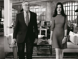 Anne Hathaway i Robert De Niro w filmie "Praktykant"