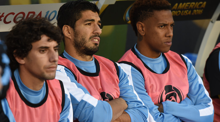 Suárez (középen) csalódott volt, miután nem segíthetett csapatán /Fotó: AFP