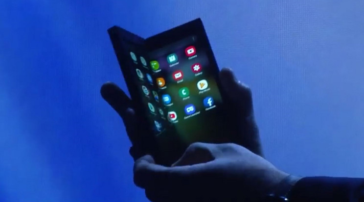 A Samsung
nagy dobása
a hajlítható
képernyő /Fotó: Grebb