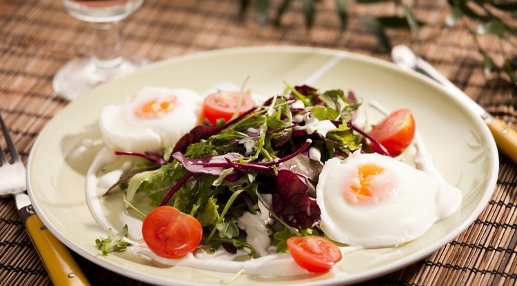 Mit főzzek ma? Íme egy Buggyantott tojás salátaágyon, tormamártással recept. / Fotó: Ringier