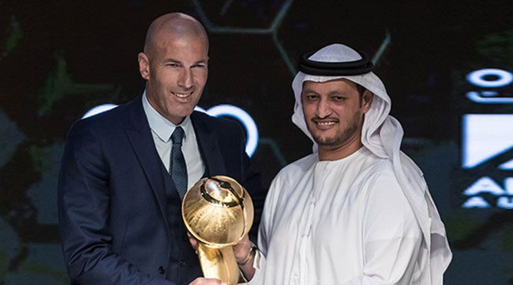 A Real Madrid vezetőedzője, Zinédine Zidane (balra) a Globe Soccer 2017 trófeával – a francia lett egyébként az év trénere