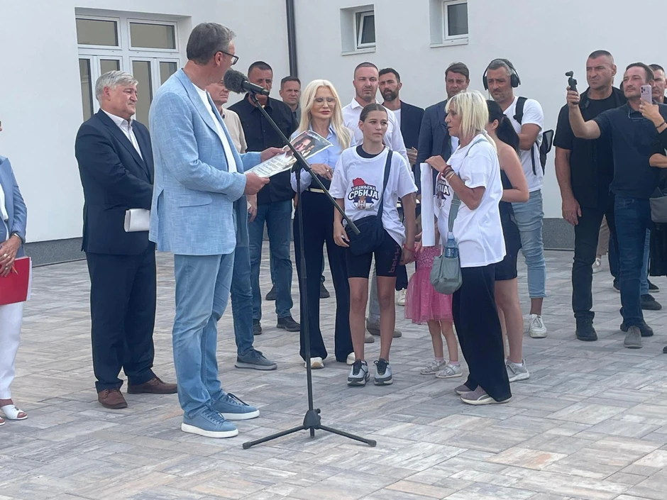 Deca postavila pitanje Vučiću za bolesnog oca