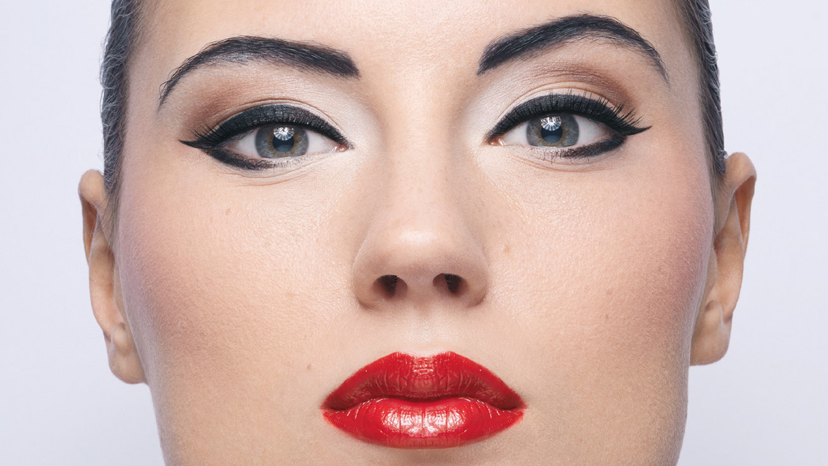 W makijażu lat 50. zwracamy uwagę na: brwi w kształcie skrzydła ptaka, mocną linię eyelinera i kuszące czerwone usta.