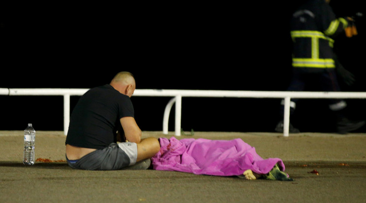 Az apa gyermekét gyászolja / Fotó: Reuters