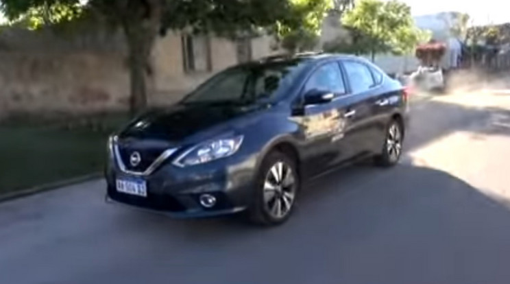 Egy ilyen Nissan Sentrában ült a férfi (képünk illusztráció) / Fotó: YouTube