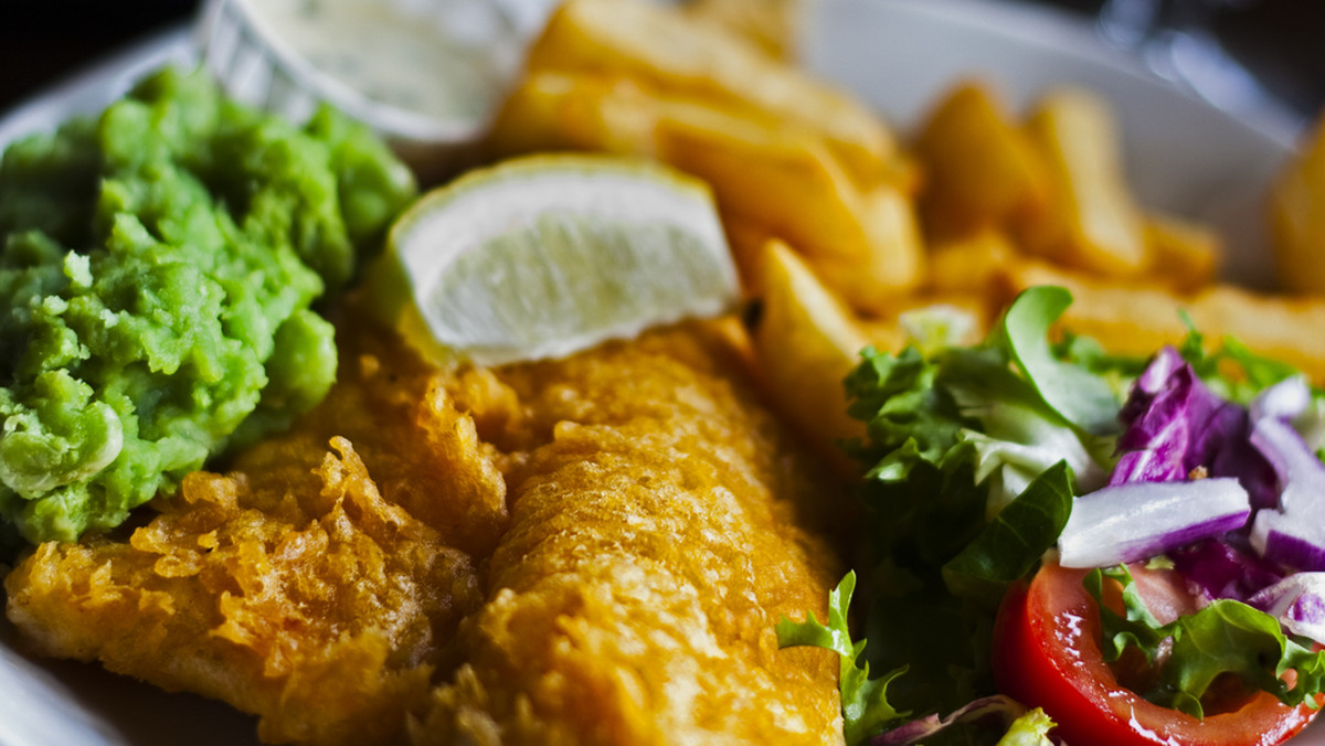 Beatlesi nagrywają piosenkę "Lady Madonna". Podczas przerw w pracy, posilają się rybą z frytkami. "Fish and chips to flagowa potrawa brytyjskiej kuchni" - potwierdza Kevin Aiston. "Beatlesi zresztą też" - dodaje żartem.