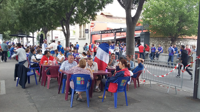 Lokal w pobliżu Stade Velodrome - dopiero tu spotykamy kibiców