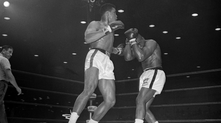 Nem Cassius Clay (balra) volt esélyes, de a hetedik menetben kiütötte Sonny Listont /Fotó: AFP