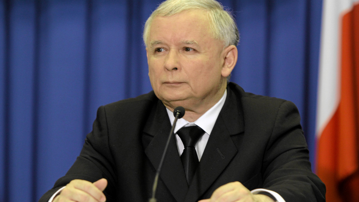 Pismo sądu, który chce wiedzieć, czy Jarosław Kaczyński przyjmuje leki "oddziałujące na psychikę" budzi wątpliwości i "pytania o intencje" - oświadczył rzecznik PiS Adam Hofman. Zaznaczył, że prezes PiS przyjmował leki uspokajające po katastrofie smoleńskiej; już ich nie bierze. Hofman zaznaczył, że w związku z "dziwną i niespotykaną praktyką" partia zdecydowała się na upublicznienie odpowiedzi Jarosława Kaczyńskiego, którą skierował do Sądu Rejonowego. Kaczyński informuje w niej sąd, że otrzymywał leki zgodne z zaświadczeniem lekarskim.