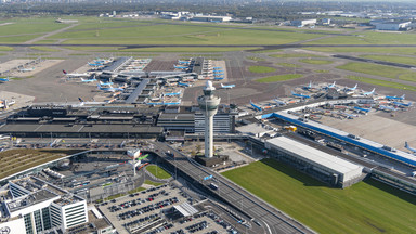 Polacy zostali wyprowadzeni z samolotu na lotnisku Schiphol w Amsterdamie. Nie chcieli założyć maseczek