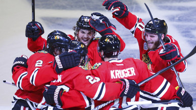 Puchar Stanleya: Chicago Blackhawks pokonali Boston Bruins po trzech dogrywkach w pierwszym meczu finału
