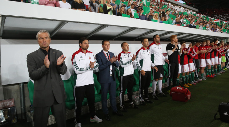 A románok elleni hazai  Eb-selejtezőn debütált  Bernd Storck szövetségi  kapitányként (balra, mellette Szabics Imre, Tömő  Attila és Holanek Zoltán)/ Fotó: Tumbász Hédi