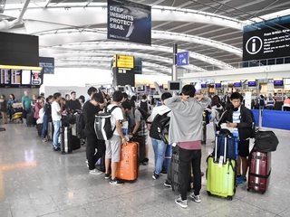 Nowy system kontroli na brytyjskich lotniskach ma przyspieszyć obsługę pasażerów.