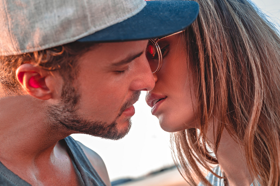 Usta są niezwykle czułe u kobiet i u mężczyzn. Namiętny pocałunek na pewno pobudzi