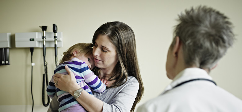 Coraz więcej rodziców sięga po "czosnóżkę". Pediatra ostrzega