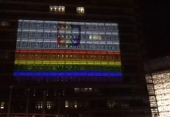 Stop "strefom wolnym od LGBT" w Polsce. Tęczowa iluminacja na fasadzie Komisji Europejskiej