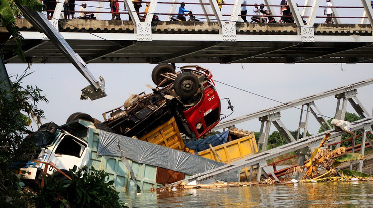 Hídomlás Indonéziában - Fotó: Profimedia-Reddot