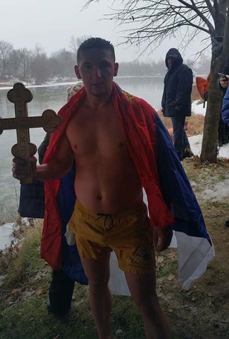 Petar Banjac prvi je doplivao do časnog krsta