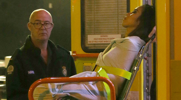 Celina-t pokrócba csavarva vitte el a mentő, miután életet leheltek belé/Fotó:Profimedia-Reddot