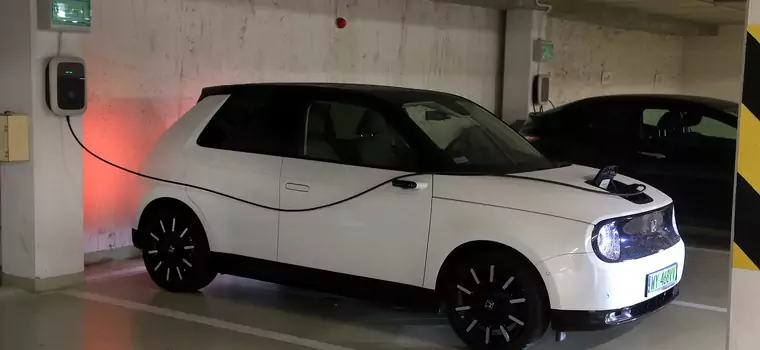 Elektryki nie wjadą na kolejny duży parking. Czy taki zapis w regulaminie jest legalny?