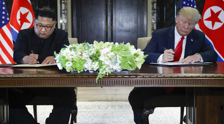 A két államfő június 12-én írt alá megállapodást Szingapúrban /Fotó: MTI/AP/Evan Vucci