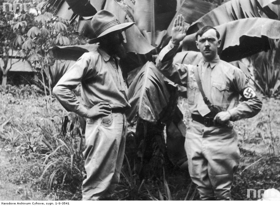 Kazimierz Nowak w osadzie Luebo. Obok niego widoczny mężczyzna ucharakteryzowany na Hitlera - rok 1933, Kongo Belgijskie