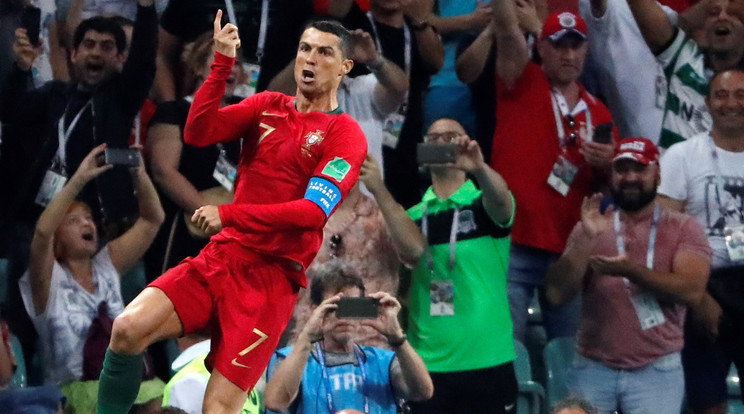 Cristiano Ronaldo boldogsága: a spanyolok elleni 
csoportrangadón a portugálok vezére 
volt, mesterhármast ünnepelhetett /Fotó: MTI EPA Javier Etxezarreta